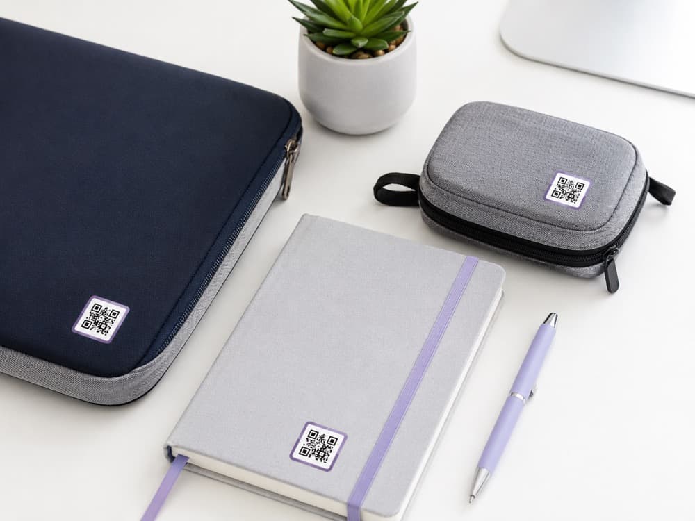 Laptop kılıfı, defter ve ekipman çantası üzerine yapıştırılmış QR sticker'lar